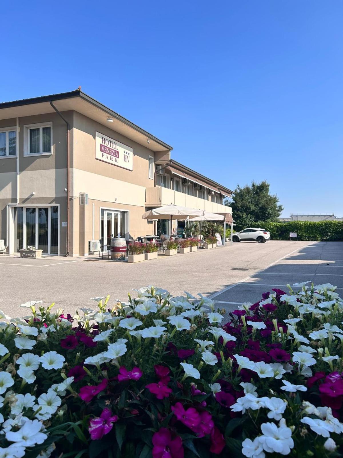 Hotel Venezia Park - Enjoy Holiday Кастелнуово дел Гарда Екстериор снимка
